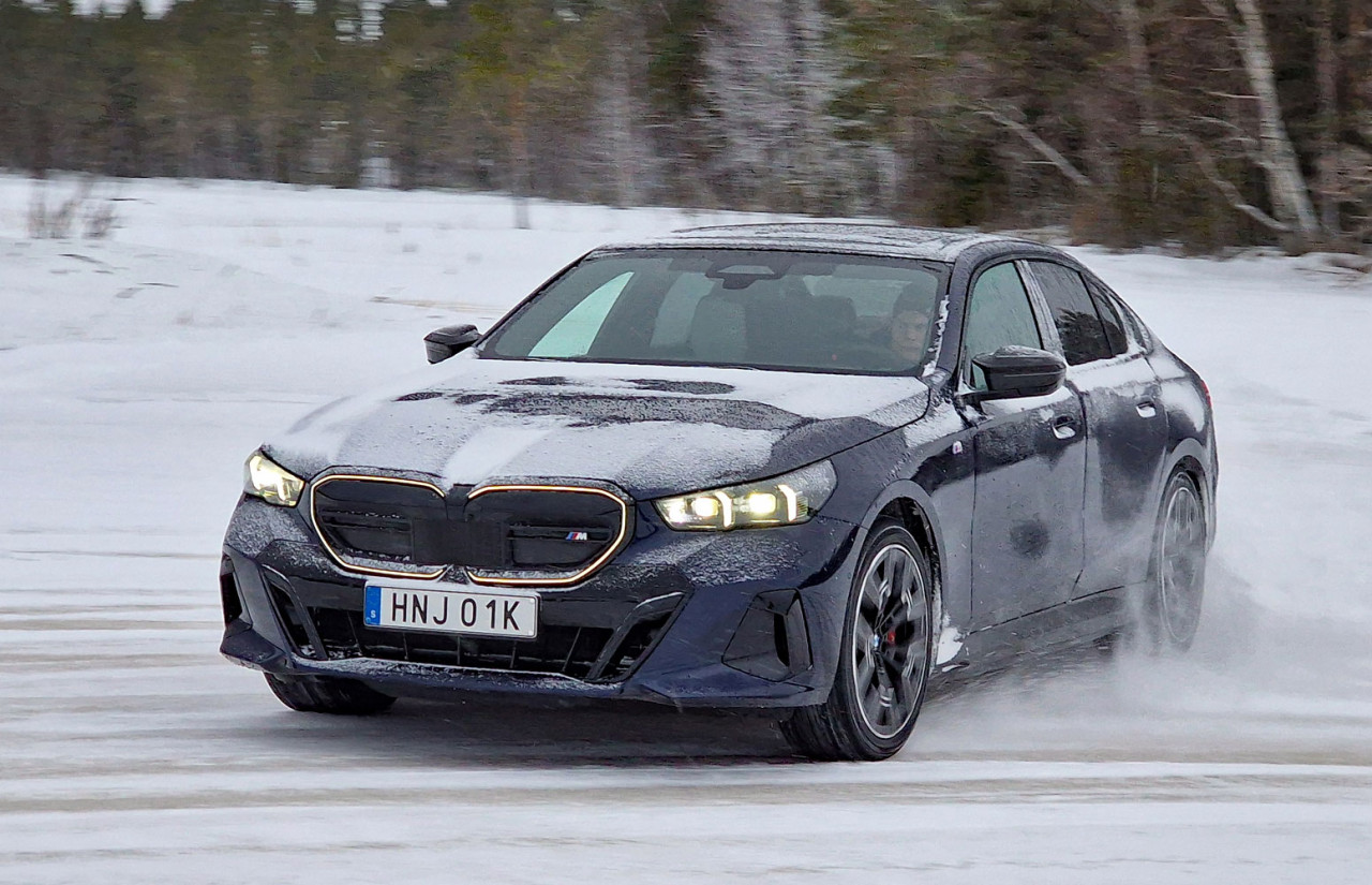 BMW i5 M60 xDrive: Årets Bil på glatis