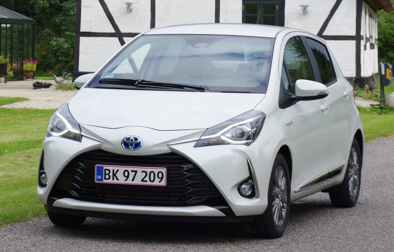 Toyota-Yaris-Hybrid-2017