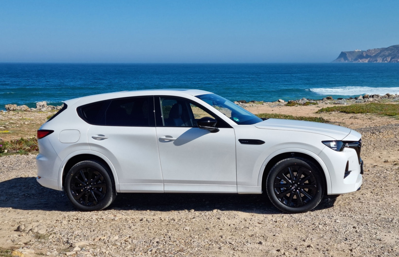 Mazda-XC-60-plug-in-beach-FE